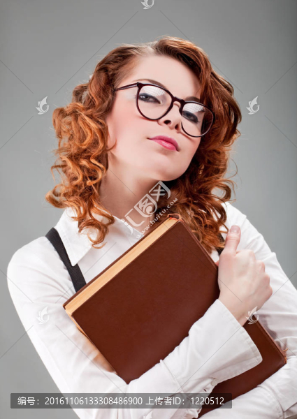 戴著眼鏡的年輕女人