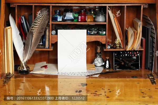舊寫字臺(tái)