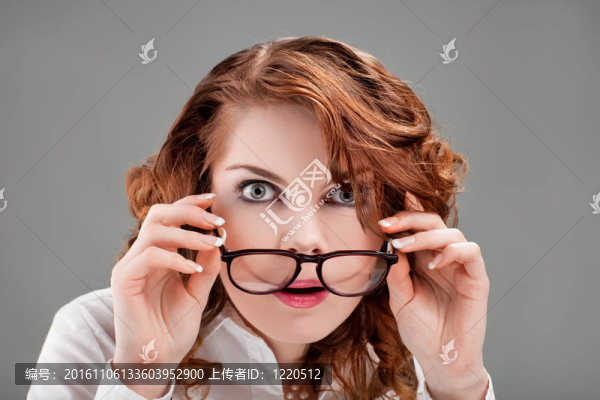 一個(gè)漂亮的年輕女人的肖像