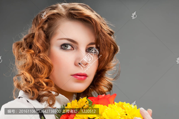 帶著一束花的女人