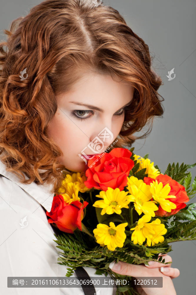 帶著一束花的女人