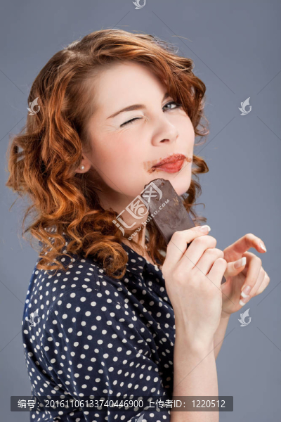 快樂微笑的女人吃巧克力
