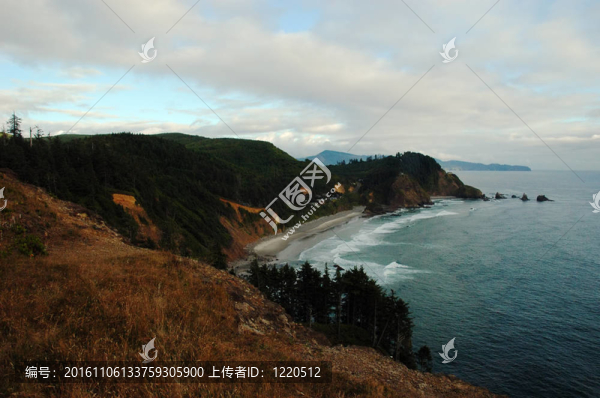 在俄勒岡海岸的波浪破碎的海灘
