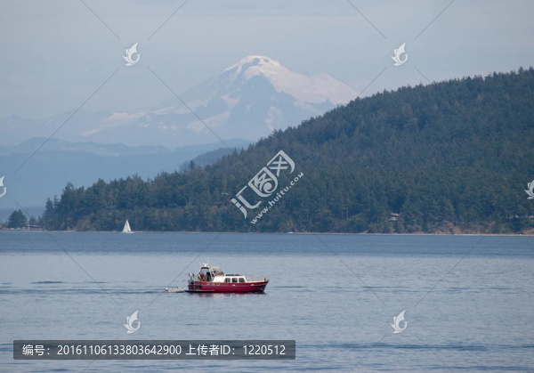 在普吉特海灣和貝克山背景水域紅船