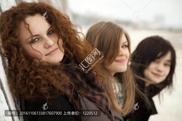 三個(gè)青少年的女朋友在戶外。