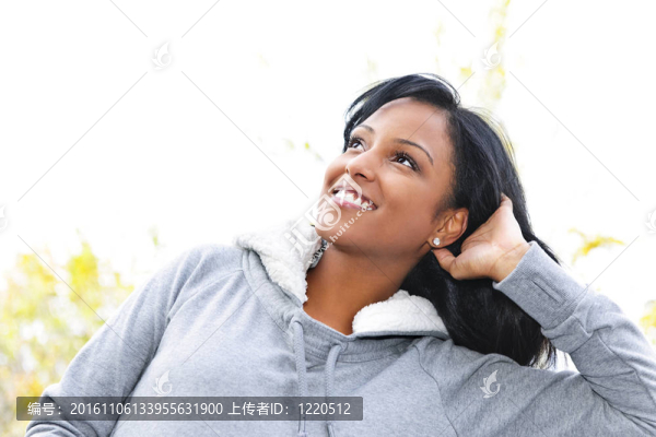 微笑的年輕女子在戶外仰視