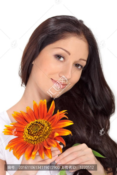 年輕漂亮的女士抱著向日葵近臉照