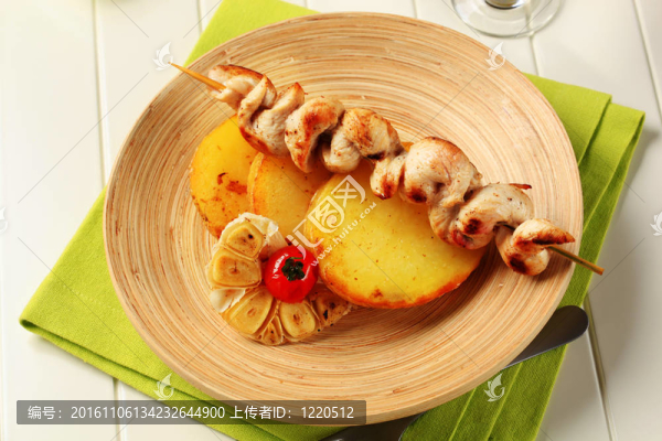 烤雞肉串和烤土豆