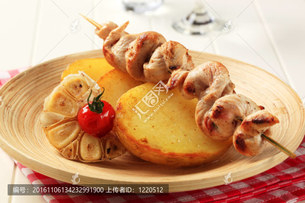 烤雞肉串和烤土豆