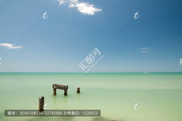在那不勒斯海灘的一個(gè)老碼頭
