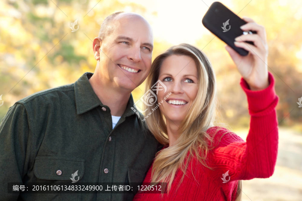 迷人的情侶姿勢(shì)為自畫像戶外