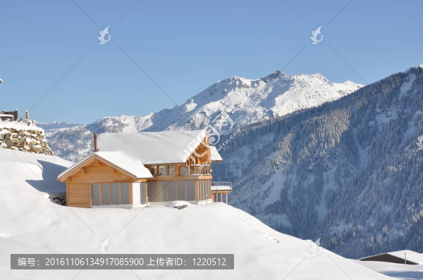 假日小屋反對多雪的阿爾卑斯山。瑞士學；