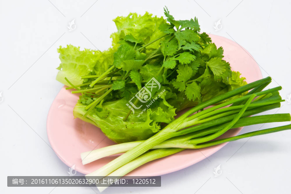 盤子上的綠色蔬菜