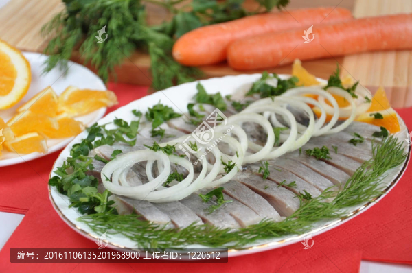 美味鯡魚(yú)配洋蔥、橘子