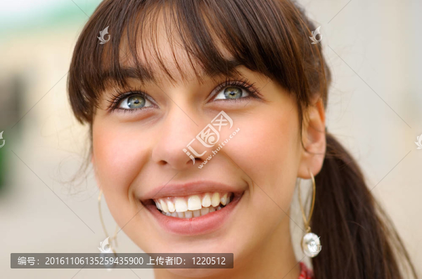 面對(duì)美麗的女孩