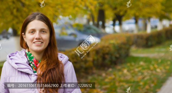 在秋天的城市街上的女孩