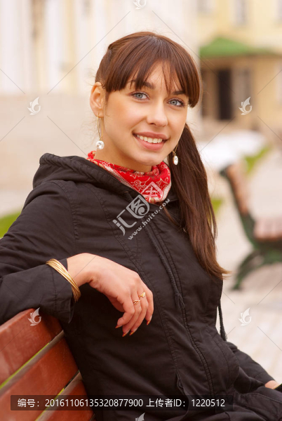 可愛的小女孩在長椅上放松