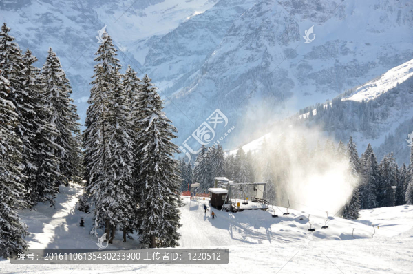 在學滑雪纜車；瑞士