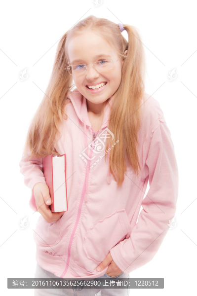 年輕的微笑的女生認(rèn)為教科書