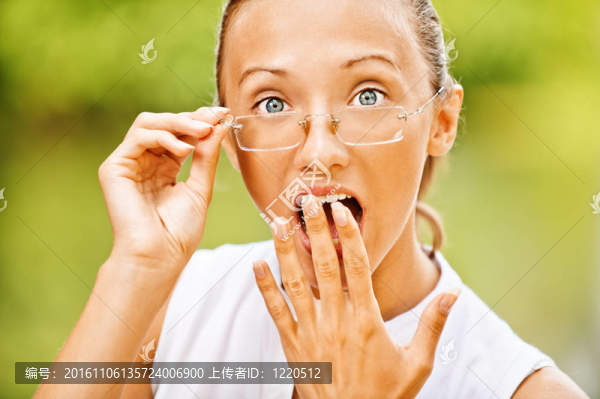 年輕的女人很驚訝