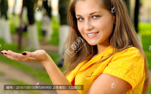 穿黃色衣服的女孩