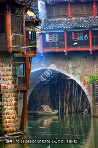 古城泛舟