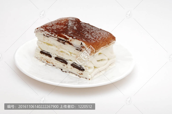 白盤子上的巧克力冰淇淋