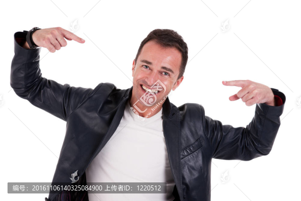 幸福的男人指著；白色的孤立。工作室拍攝
