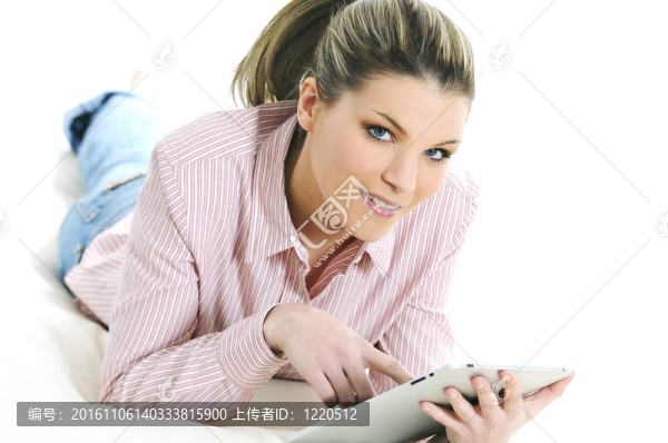 年輕女子在數(shù)碼平板上沖浪