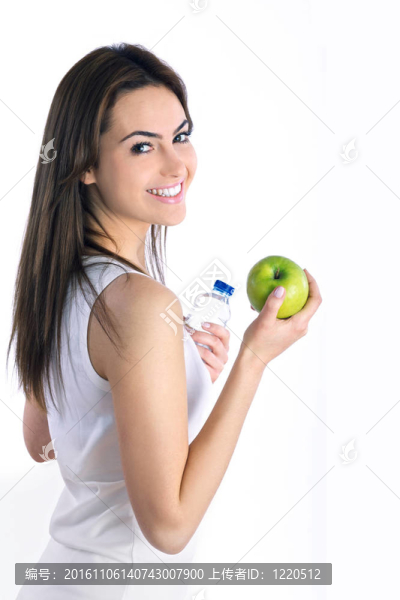 年輕的黑發(fā)女人
