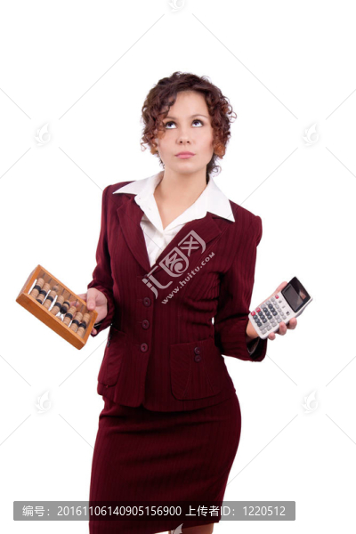 商業(yè)婦女抱著算盤和計算器。