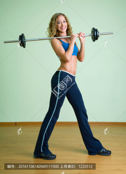 一個年輕女子從事舉重運動.