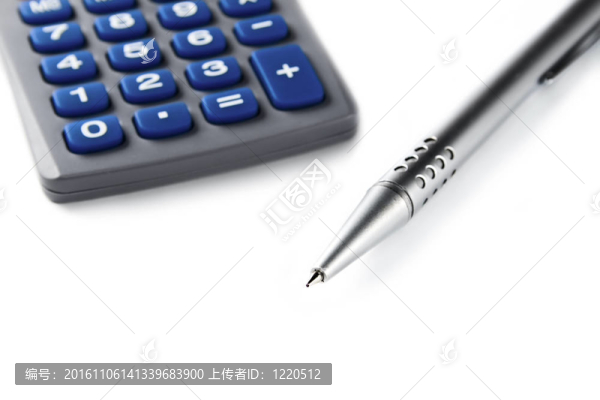 白色背景下的計算器和筆