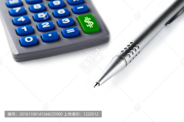 白色背景下的計算器和筆