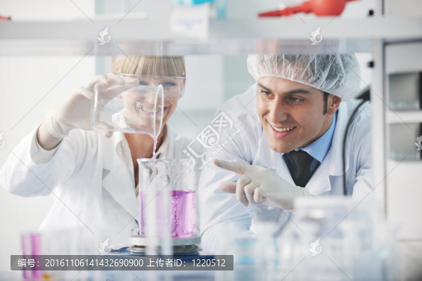 科學(xué)的人在光明的實(shí)驗(yàn)室