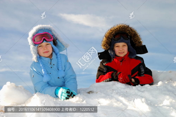 孩子們在雪地里玩