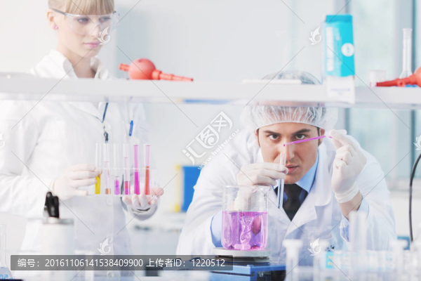 科學(xué)的人在光明的實(shí)驗(yàn)室
