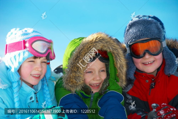 孩子們在雪中