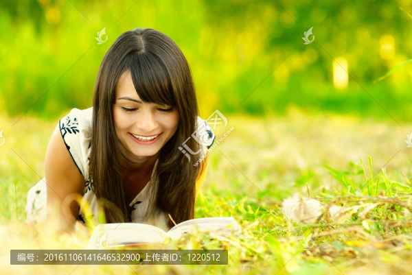 女孩在草地上看書