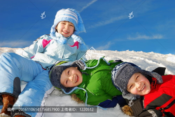 在雪中玩的孩子