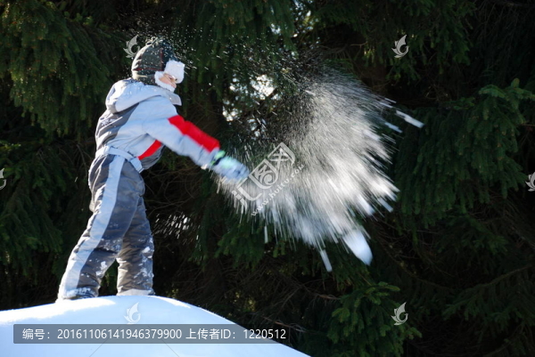 男孩扔雪球