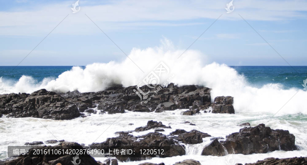 海浪沖擊巖石