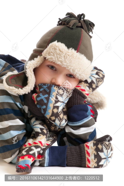 冬天穿衣服的男孩