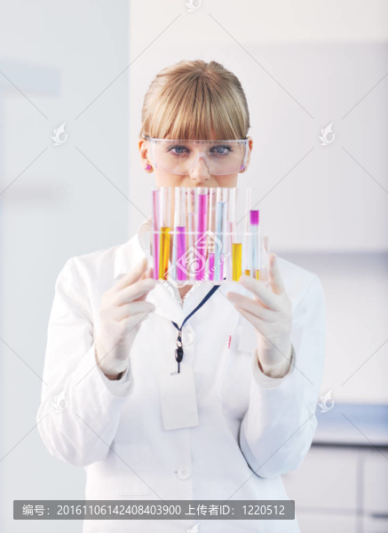 女研究員在實驗室抱著試管