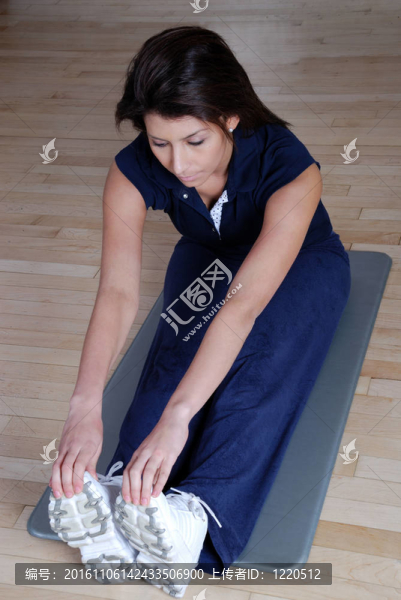 女子健身教練在健身房