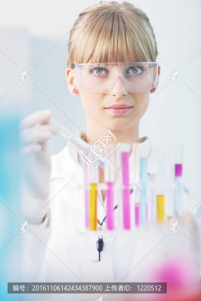 女研究員在實驗室抱著試管