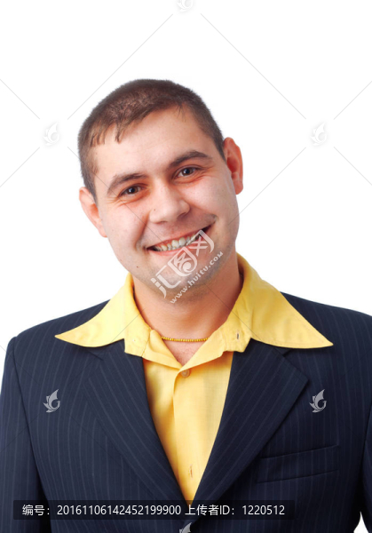 穿著黃色襯衫的微笑的男人。