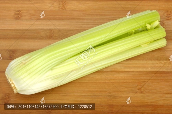 在木板上的芹菜