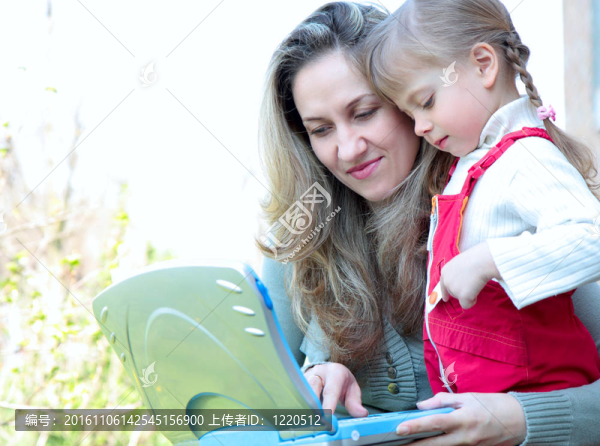母親和女兒戶外筆記本