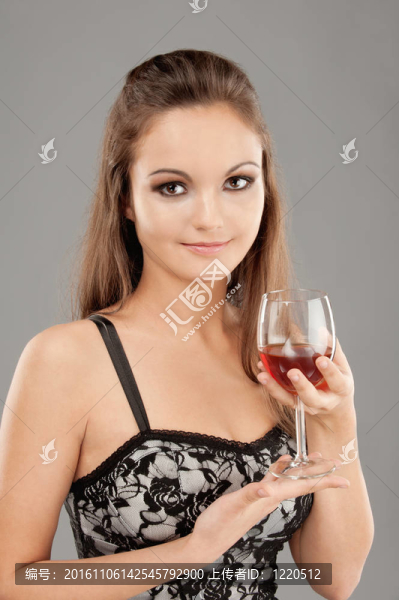 美麗的女人喝葡萄酒
